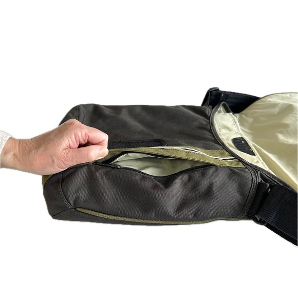 Crumpler Unisex Lightweight Friday Nylons Vertical Messenger Laptop Bag - Picture 6 of 17